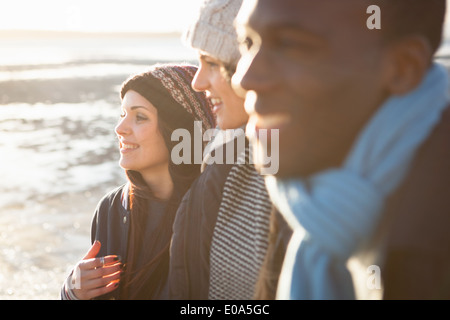 Close up of young adult friends sur la plage Banque D'Images