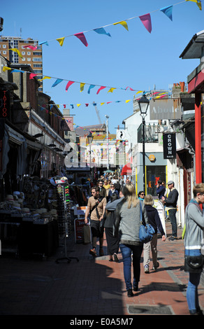 Shopping dans les jardins de Kensington partie de la bohème de North Laine Brighton UK Banque D'Images