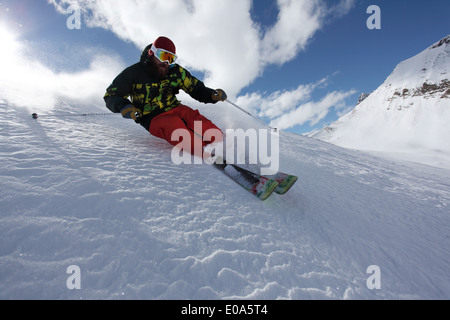 Ski man à la vitesse en descente, Mayrhofen, Tyrol, Autriche Banque D'Images