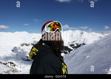 Skieur man looking up at mountain, Mayrhofen, Tyrol, Autriche Banque D'Images