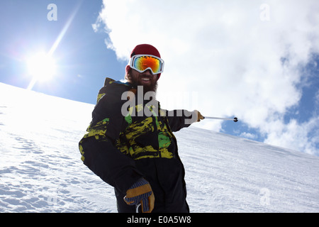 Skieur man pointing at mountain, Mayrhofen, Tyrol, Autriche Banque D'Images