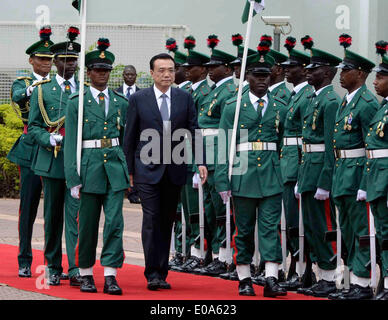 Abuja, Nigéria. 7 mai, 2014. Le Premier ministre chinois Li Keqiang inspecte la garde d'honneur lors de la cérémonie de bienvenue organisée par le Président nigérian Goodluck Jonathan à Abuja, Nigéria, le 7 mai 2014. Crédit : Li Xueren/Xinhua/Alamy Live News Banque D'Images