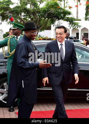 Abuja, Nigéria. 7 mai, 2014. Le Premier ministre chinois Li Keqiang (R) assiste à une cérémonie de bienvenue organisée par le Président nigérian Goodluck Jonathan à Abuja, Nigéria, le 7 mai 2014. Crédit : Li Xueren/Xinhua/Alamy Live News Banque D'Images