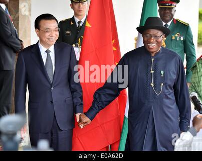 Abuja, Nigéria. 7 mai, 2014. Le Premier ministre chinois Li Keqiang (L) et le Président nigérian Goodluck Jonathan, assister à une conférence de presse à l'issue de leurs entretiens à Abuja, Nigéria, le 7 mai 2014. Crédit : Li Tao/Xinhua/Alamy Live News Banque D'Images