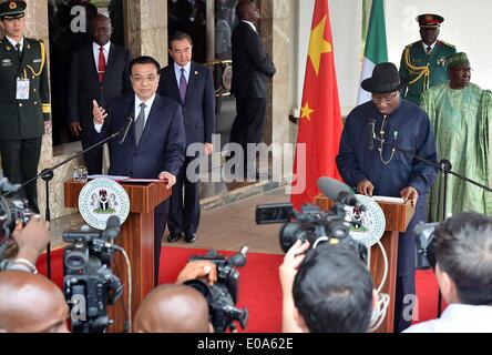 Abuja, Nigéria. 7 mai, 2014. Le Premier ministre chinois Li Keqiang (L'avant), et le Président nigérian Goodluck Jonathan, assister à une conférence de presse à l'issue de leurs entretiens à Abuja, Nigéria, le 7 mai 2014. Crédit : Li Tao/Xinhua/Alamy Live News Banque D'Images