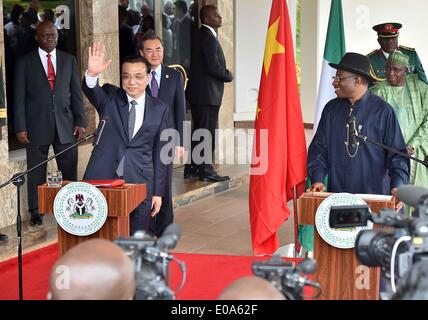 Abuja, Nigéria. 7 mai, 2014. Le Premier ministre chinois Li Keqiang (L'avant), et le Président nigérian Goodluck Jonathan, assister à une conférence de presse à l'issue de leurs entretiens à Abuja, Nigéria, le 7 mai 2014. Crédit : Li Tao/Xinhua/Alamy Live News Banque D'Images