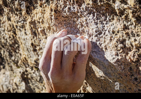 Les mains d'une femme alpiniste dans une poignée de sertissage d'attraper un petit granit escalade tenir Banque D'Images