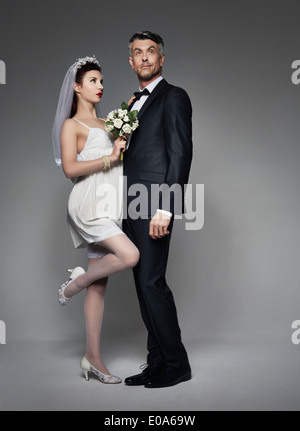 Marié avec bride en costume de style burlesque Banque D'Images