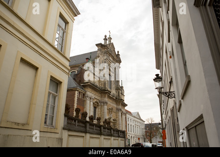 L'extérieur de l'église Sint Walburgakerk dans Brugge, Bruges, Belgique Banque D'Images