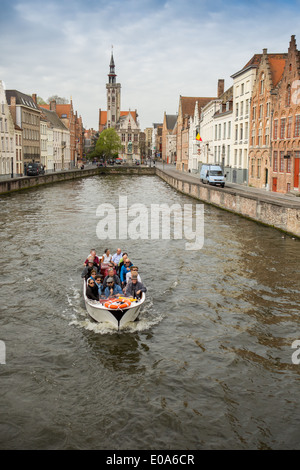 Bateau de tourisme sur le canal par Jan Van Eyckplein, Bruges, Belgique Banque D'Images