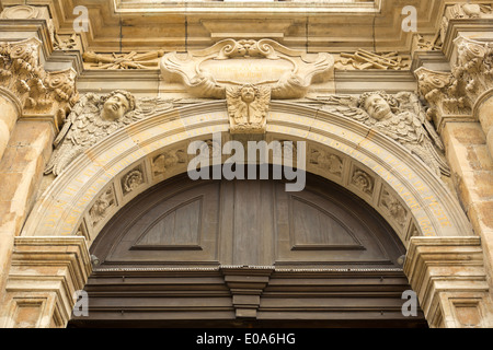 L'extérieur de l'église Sint Walburgakerk dans Brugge, Bruges, Belgique Banque D'Images