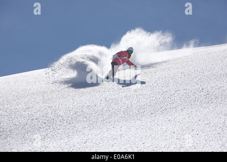 Jeune femme en snowboard en montagne, Hintertux, Tyrol, Autriche Banque D'Images