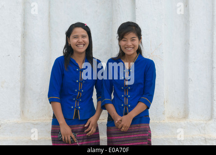 Jeune fille en costume traditionnel, au Lac Inle, l'État de Shan, Myanmar Banque D'Images