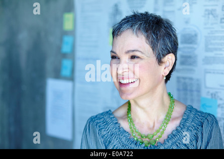 Portrait of smiling mature businesswoman in office Banque D'Images