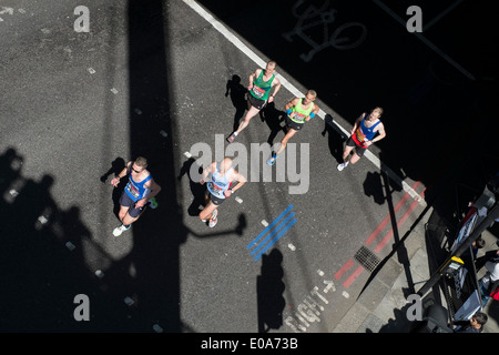 Concurrents dans le Marathon de Londres 2014. Banque D'Images