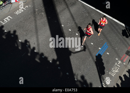 Concurrents dans le Marathon de Londres 2014. Banque D'Images