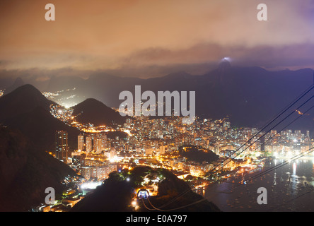 Vue sur le port et les montagnes du mont du Pain de Sucre la nuit, Rio de Janeiro, Brésil Banque D'Images