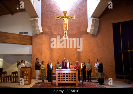 Maintenant l'hôte et le calice, un prêtre célèbre la messe en Laguna Niguel, CA. Remarque servants d'autel. Banque D'Images