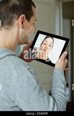 L'interaction avec des adultes de l'écran digital tablet Banque D'Images