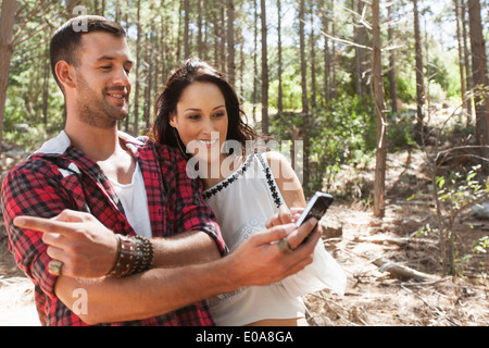 Jeune couple en forêt, homme pointant Banque D'Images