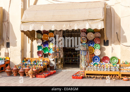 Vente de poterie au souk, Médina, Marrakech, Maroc, Afrique du Nord. Banque D'Images