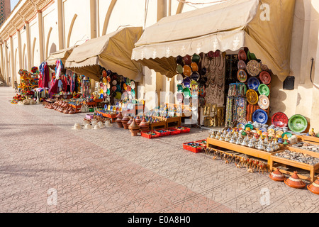 Vente de poterie au souk, Médina, Marrakech, Maroc, Afrique du Nord. Banque D'Images