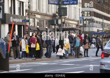 Il y a toujours des clients près de Macy's sur 34th Street à Manhattan, New York. Banque D'Images