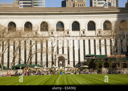 Le printemps à Bryant Park avec la NY Public Library à l'arrière-plan. Banque D'Images