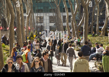 Les New-Yorkais et les touristes profitent en flânant dans Bryant Park au printemps et d'été à Midtown Manhattan. Banque D'Images