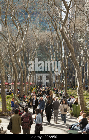 Les New-Yorkais et les touristes profitent en flânant dans Bryant Park au printemps et d'été à Midtown Manhattan. Banque D'Images