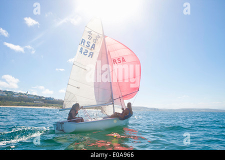 Adolescent Bateau à voile Banque D'Images