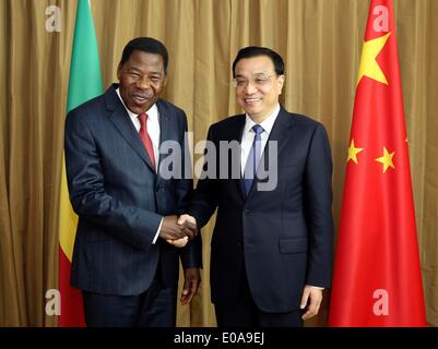 Abuja, Nigéria. 7 mai, 2014. Le Premier ministre chinois Li Keqiang (R) rencontre avec le Président du Bénin Boni Yayi, qui assiste à la 2014 Forum économique mondial sur l'Afrique, à Abuja, Nigéria, le 7 mai 2014. Credit : Ding Lin/Xinhua/Alamy Live News Banque D'Images