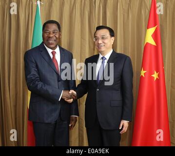 Abuja, Nigéria. 7 mai, 2014. Le Premier ministre chinois Li Keqiang (R) rencontre avec le Président du Bénin Boni Yayi, qui assiste à la 2014 Forum économique mondial sur l'Afrique, à Abuja, Nigéria, le 7 mai 2014. Credit : Ding Lin/Xinhua/Alamy Live News Banque D'Images