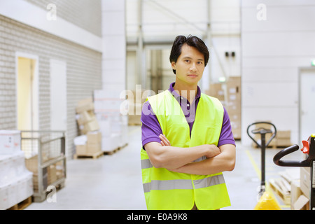 Portrait d'homme employé de l'entrepôt à entrepôt de distribution Banque D'Images