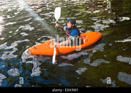 Mid adult man kayak sur rivière paisible Banque D'Images