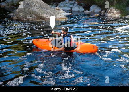 Mid adult man du kayak sur la rivière Banque D'Images