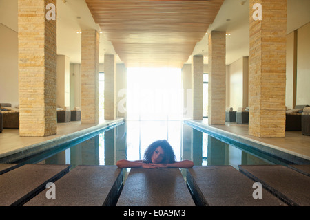 Portrait of young woman relaxing in Spa Piscine Banque D'Images