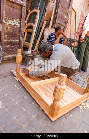 Artisan à la table en bois de Medina, Marrakech, Maroc. Banque D'Images