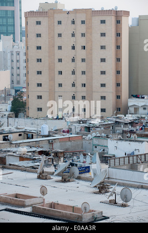 Des antennes paraboliques sur les toits. Vieille ville de Doha, au Qatar Banque D'Images