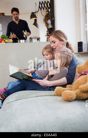 La mère et les deux filles lecture storybook Banque D'Images