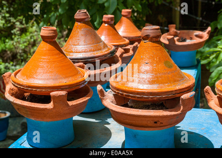 Tajine spécialité marocaine, dans un pot, la vallée de l'Ourika, Maroc. Banque D'Images