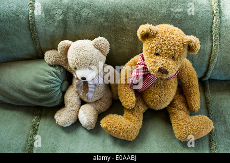 Deux nounours sitting on sofa Banque D'Images