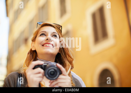 Jeune femme avec un appareil photo numérique, Rome, Italie Banque D'Images