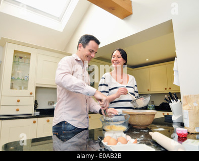 Mid adult couple baking in kitchen Banque D'Images