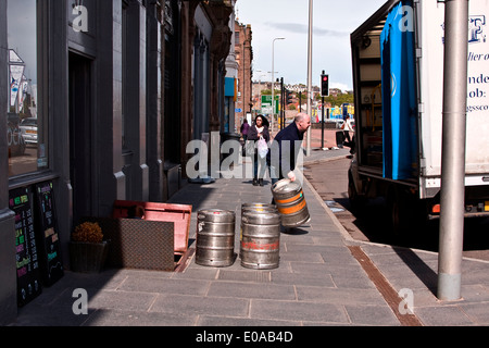 Chargement des travailleurs de l'aluminium vide fûts de bière sur un camion de livraison à l'extérieur d'un pub écossais de Dundee, Royaume-Uni Banque D'Images