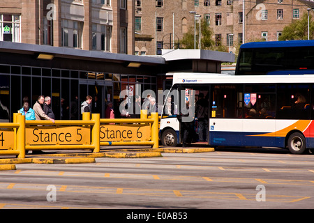 Les passagers d'un petit Stagecoach Strathtay stationné à la gare routière de Seagate Centre-ville de Dundee, Royaume-Uni Banque D'Images