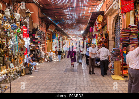 Boutiques dans le souk, Medina, Marrakech, Maroc, Afrique du Nord. Banque D'Images