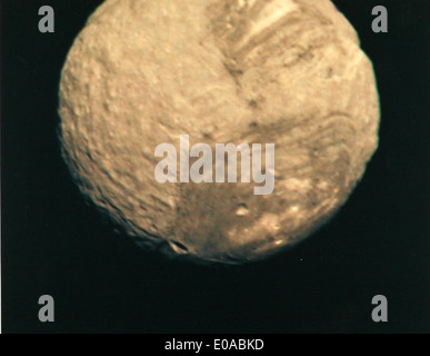 Cette photographie brillante, prise par la NASA le 24 janvier 1986, montre la planète Uranus dans le cadre de l’exploration en cours de notre système solaire. L'image fait partie d'une série d'efforts de photographie spatiale documentant les planètes extérieures et élargissant notre compréhension de l'univers. Banque D'Images