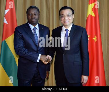 Abuja, Nigéria. 7 mai, 2014. Le Premier ministre chinois Li Keqiang (R) rencontre avec le Président togolais Faure Gnassingbe, qui assiste à la 2014 Forum économique mondial sur l'Afrique, à Abuja, Nigéria, le 7 mai 2014. Crédit : Li Tao/Xinhua/Alamy Live News Banque D'Images