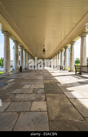 Vue en perspective de la Queen's House terrasse bordée de colonnes de Greenwich, London, UK Banque D'Images